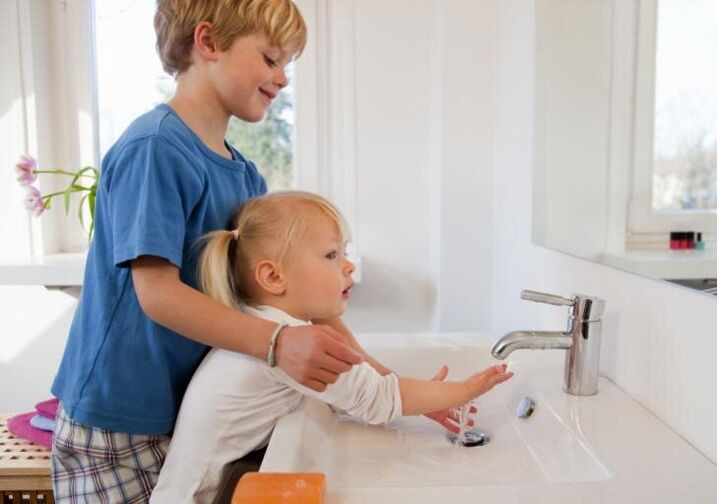 Kanak-kanak mesti diperkenalkan dengan peraturan kebersihan diri sejak kecil. 