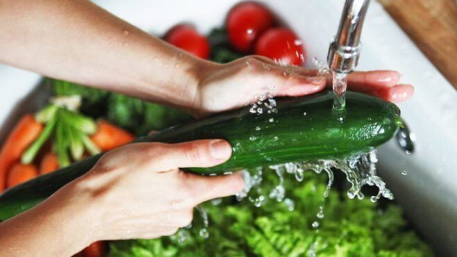Mencuci sayur-sayuran untuk mengelakkan jangkitan dengan parasit protozoa